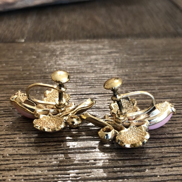 Vintage Pink Floral Goldtone Clip Earrings - Picture 7 of 12